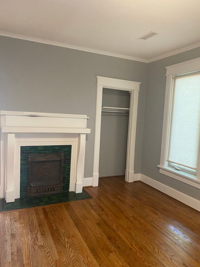 Building Photo - Vanderbilt Place - Wonderful Location 3 bedrooms/3 1/2 baths