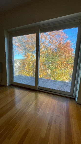 Building Photo - 250 Spring St