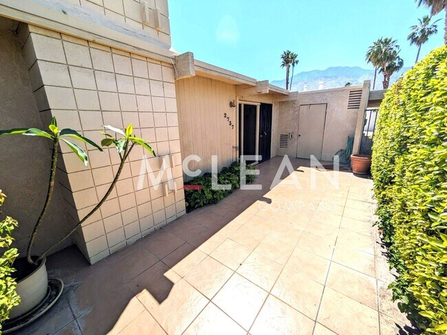 Building Photo - 2737 E Plaimor Ave