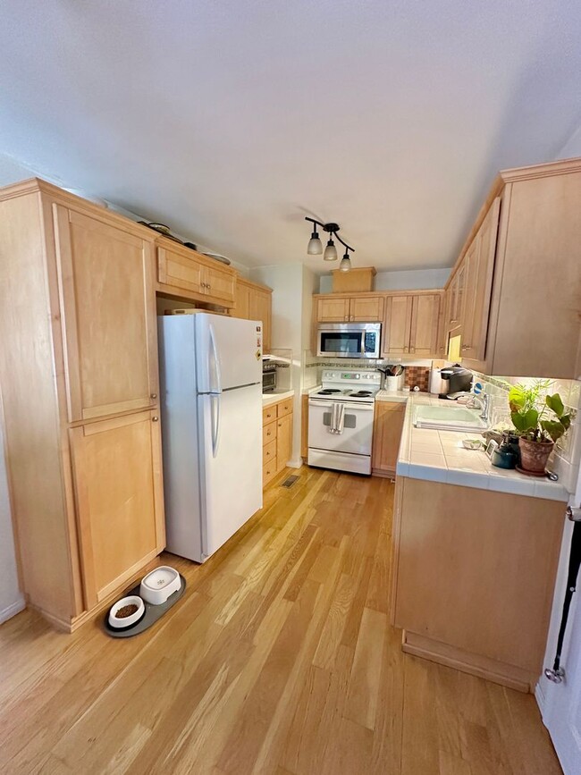 Building Photo - Charming 3 Bedroom 2 Bathroom Single Family Home Available June 5th *DO NOT DISTURB TENANT*