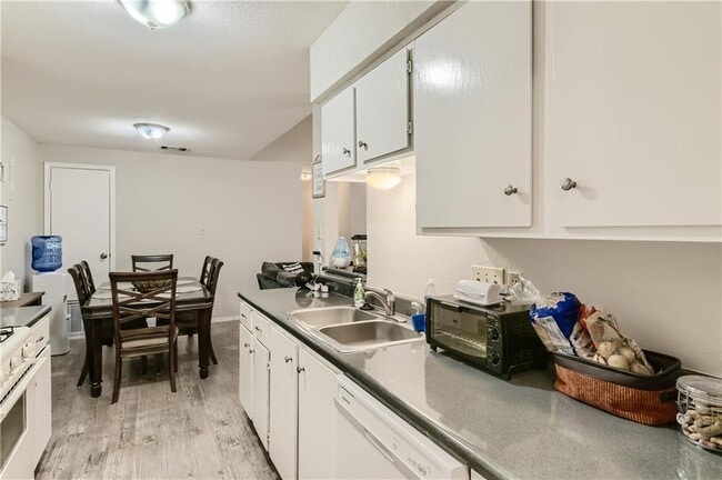 Building Photo - 2124 Redwing Way