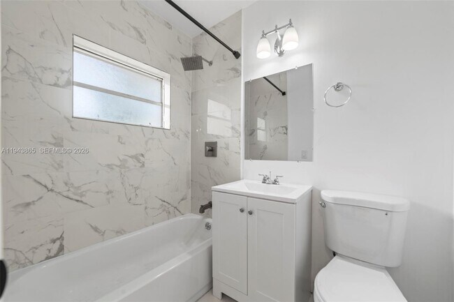 Building Photo - 15940 NE 19th Ct