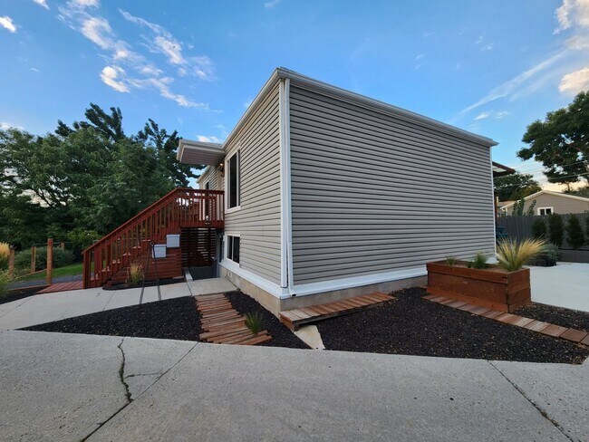 Building Photo - Close to Sugar House Park 2 Bd 1 Ba Basement Duplex