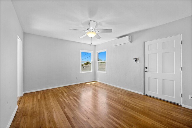 Building Photo - 2724 Treat St