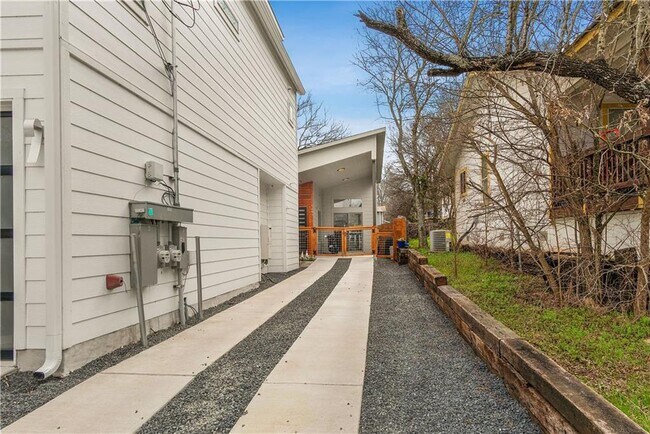 Building Photo - 1609 J J Seabrook Dr