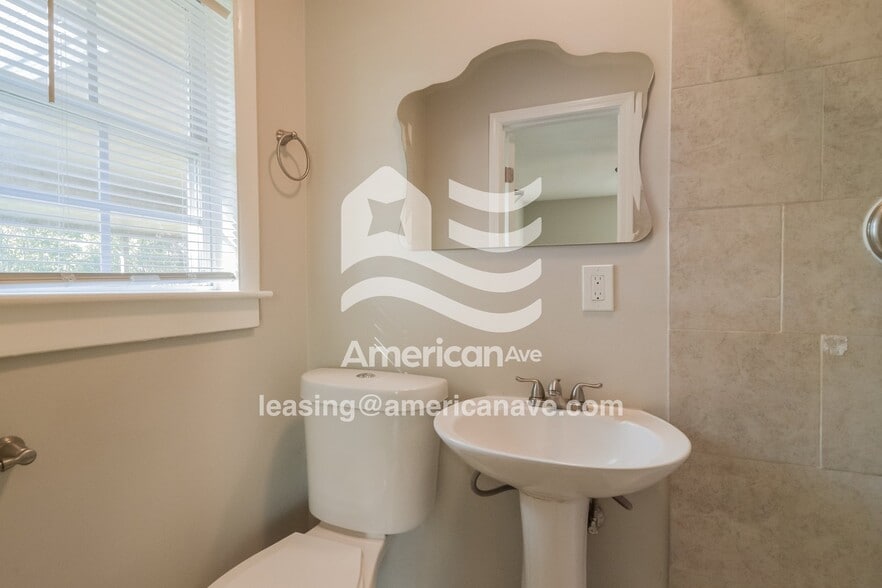 Building Photo - 227 Marian Dr