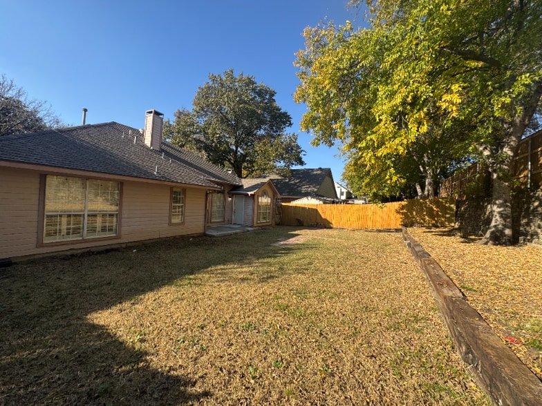 Building Photo - 7504 Bear Lake Dr