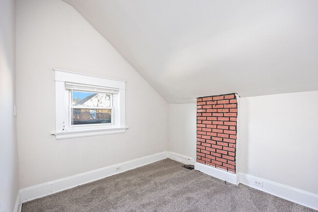 Building Photo - Evanston- Charming 3 bedroom 1 Bath
