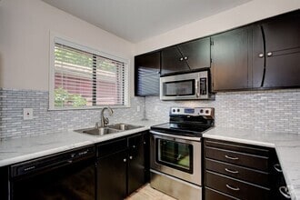Building Photo - Central 2 bed 1.5 bath Townhouse