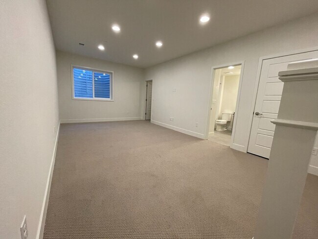 Building Photo - 3bed/3.5bath Townhouse in Downtown Superior - Available August!