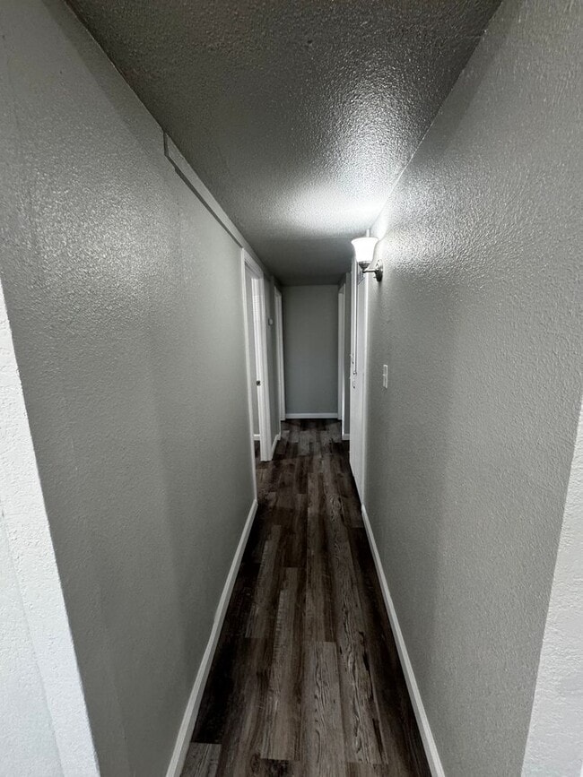 Building Photo - COZY HOME! APPLY NOW!