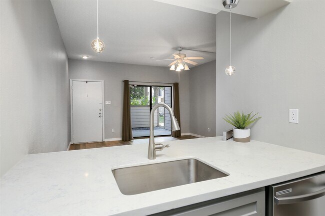 Building Photo - 7065 N Holiday Dr