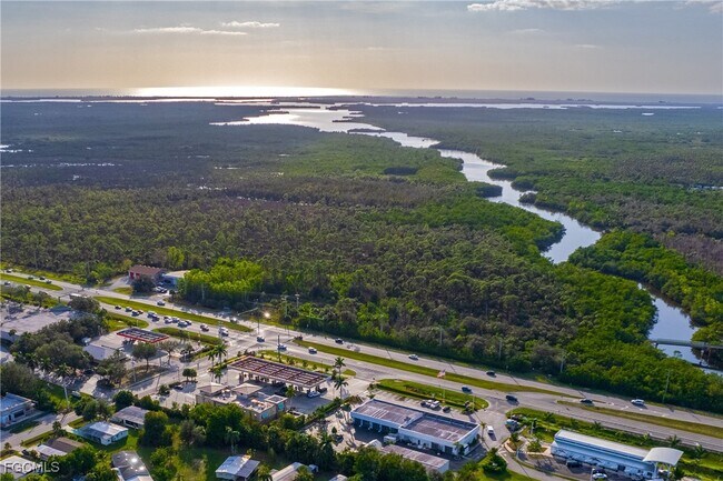 Building Photo - 1747 Beverly Dr