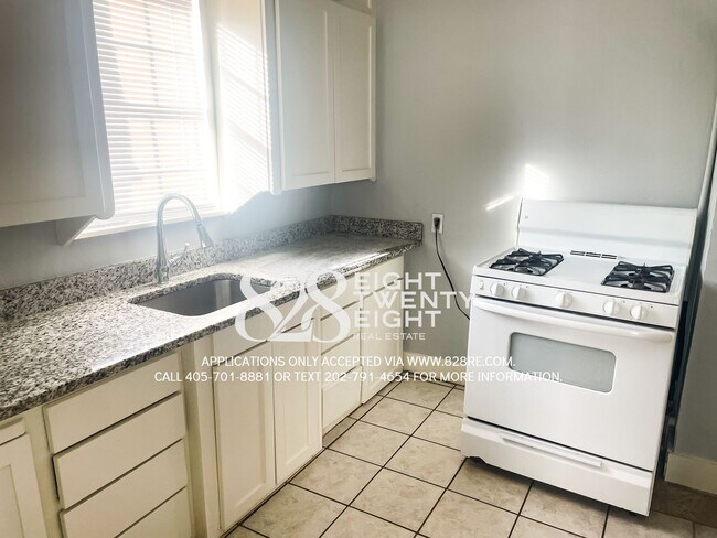 Building Photo - Historic 2nd Level Apartment Minutes from the Plaza District in OKC!