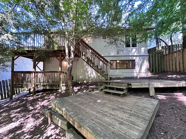 Building Photo - Large 3 Bed, 2 Bath, Sanctuary!