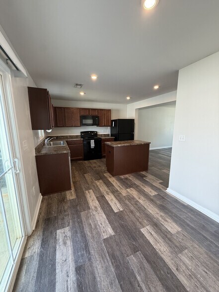 Building Photo - 103 Fernside Ct