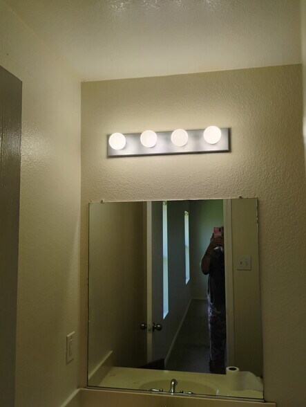 Building Photo - 8911 Valley River Dr