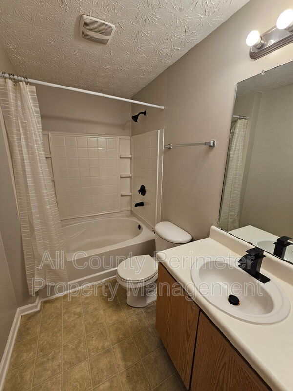 Building Photo - 2102 Fairington Ridge Cir
