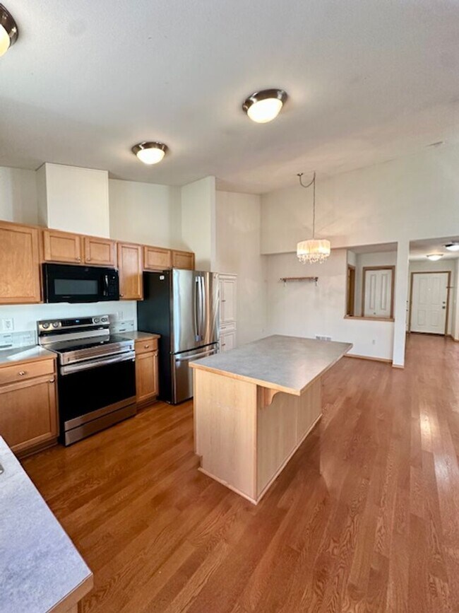 Building Photo - 2 bedroom 2 bathroom Townhouse with Garage