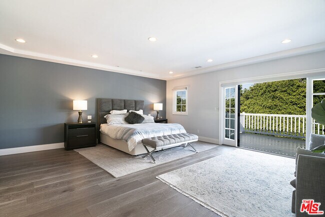 Building Photo - 9145 Sawyer St