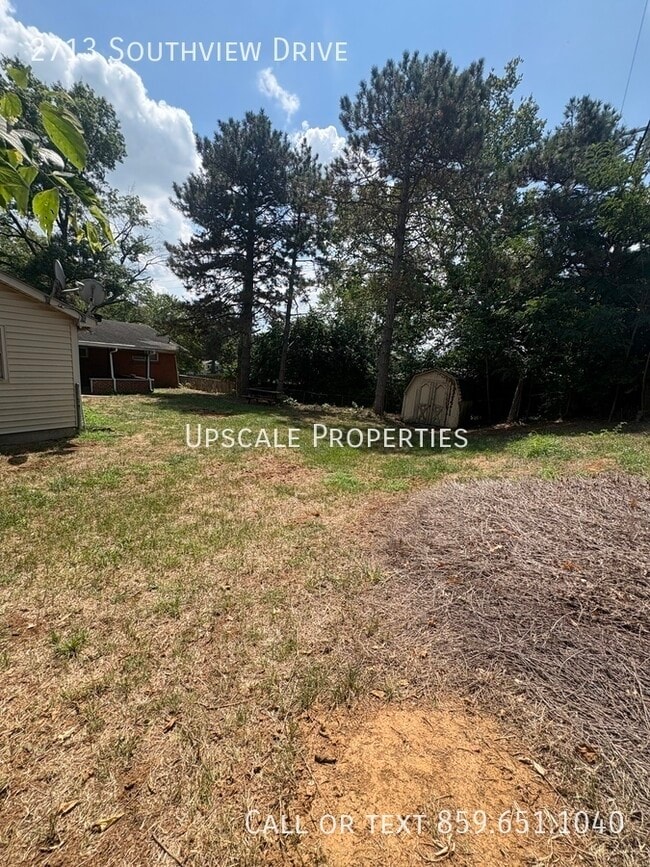 Building Photo - 2713 Southview Dr