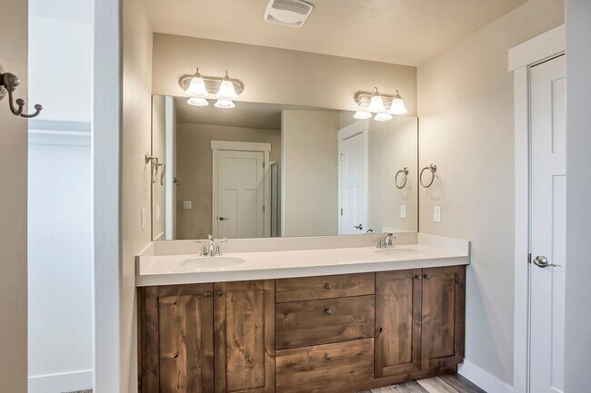Building Photo - Spacious 3 Bed Townhome – East Provo Footh...