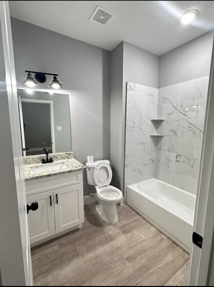 Master bathroom - 5049 Van Fleet St