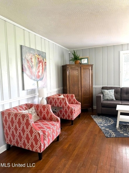 Building Photo - 1323 3rd St