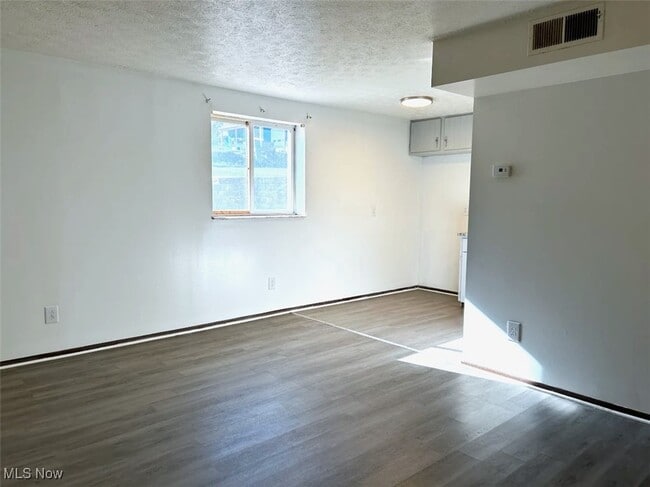 Building Photo - 28 Pioneer Dr