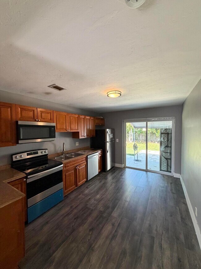 Building Photo - 4927 SW 44th Terrace