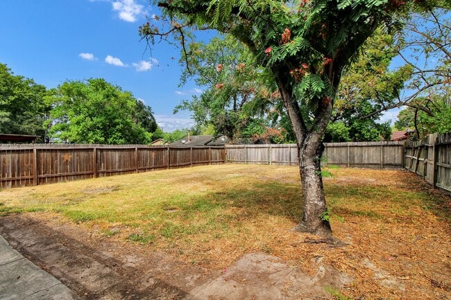 Building Photo - 12630 Summer Mill Dr