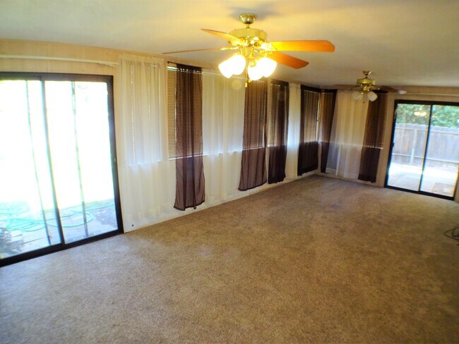 Building Photo - 226 W 6th Ave