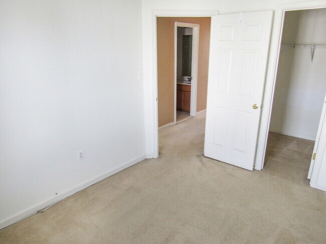 Building Photo - 3 Level Inner Town Home with 1 Car Garage ...