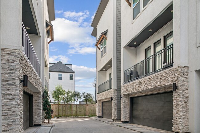 Building Photo - 4032 Buck St