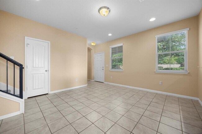 Building Photo - 2880 Donnell Dr