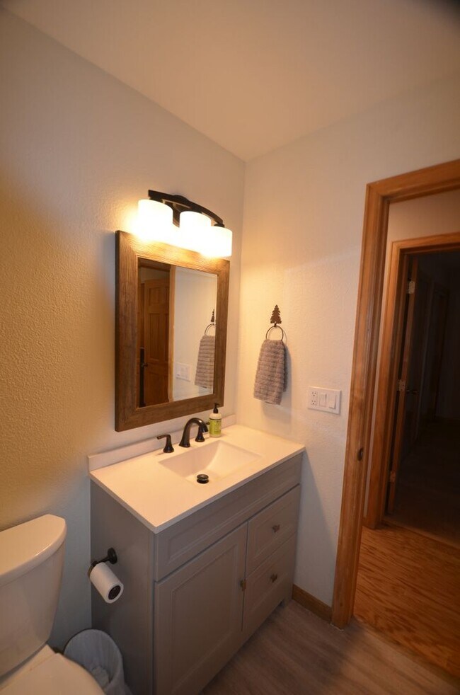 Building Photo - Extended Winter Rental!  Beautiful 3bed/2 ...