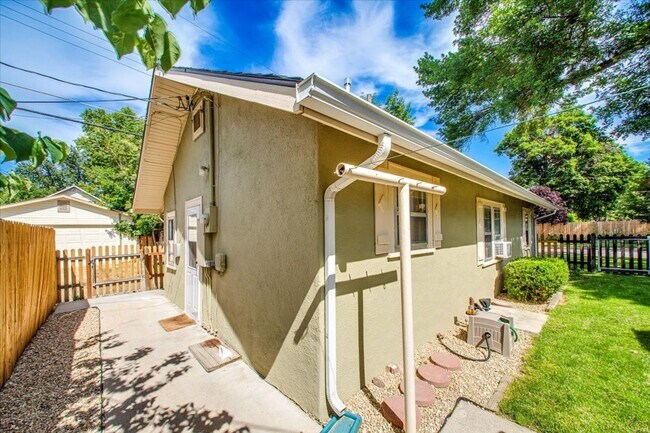 Building Photo - Adorable Guest Cottage in the North End!