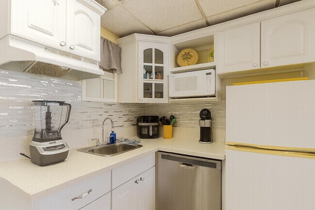 Building Photo - 14401 Front Beach Rd