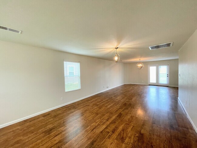 Building Photo - 3177 Lakeland Dr SW