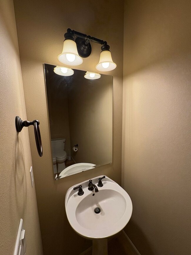 Building Photo - Beautiful 3 Bed/2.5 Bath Townhome in SE Be...