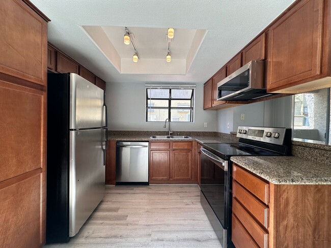 Building Photo - Updated 2 bed 2 bath Condo