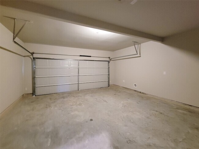 Building Photo - 942 Amesbury Ct