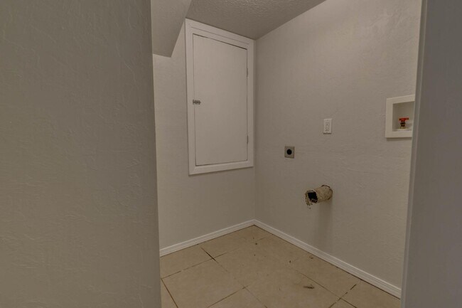 Building Photo - 1204 NE 42nd St