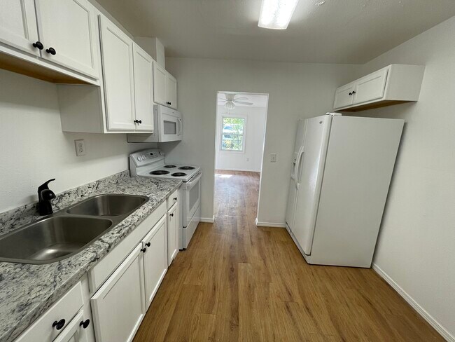 Building Photo - Lake Drive