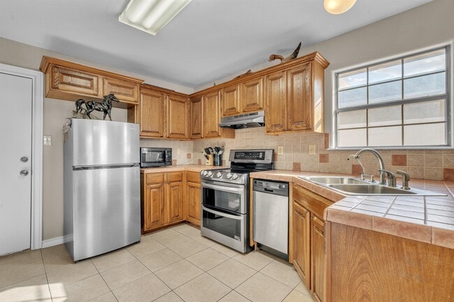Building Photo - 3814 Sandcliff Dr