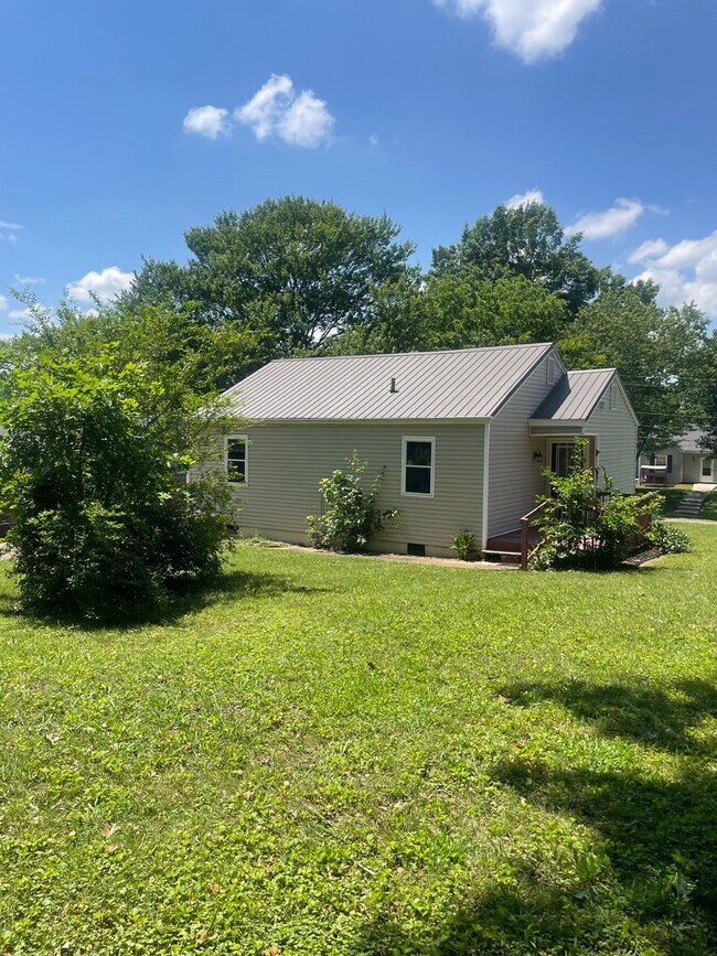 Building Photo - Knoxville 37920 - Very nice updated 2 bedroom home in South Knoxville for rent. - Contact Lisa Vi...