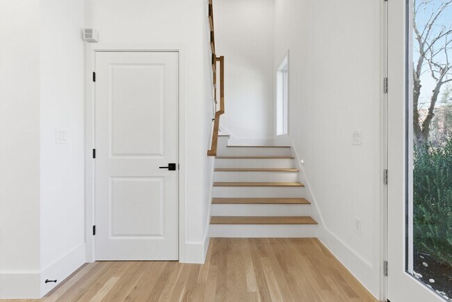 Building Photo - 82 Louise Rd