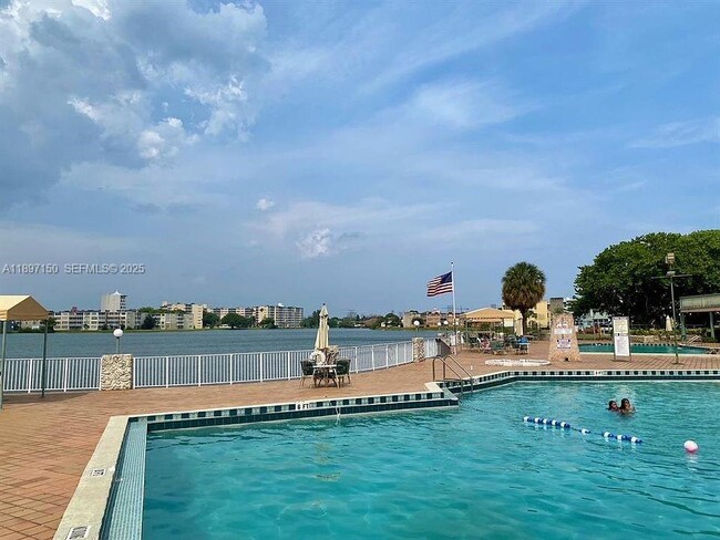 Building Photo - 1591 NE Miami Gardens Dr