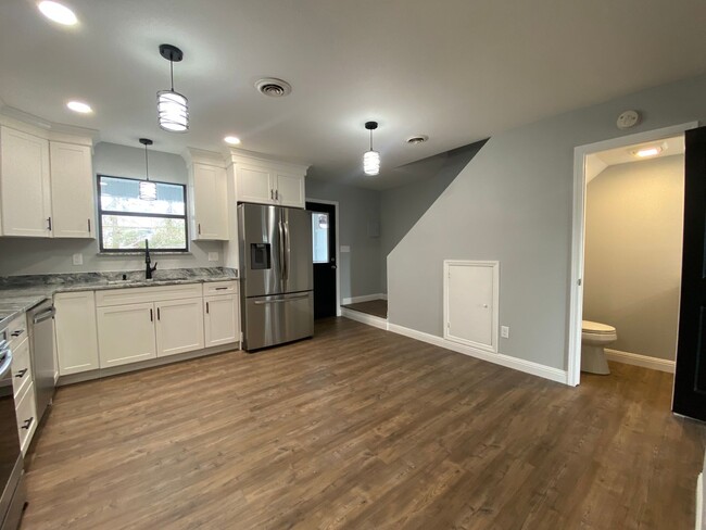 Building Photo - 3 Bedroom 1.5 Bath Condominium in Greenevi...