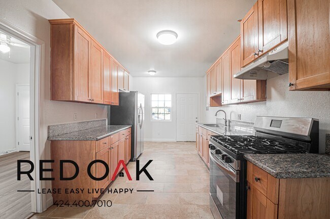 Building Photo - 731 W 46th St